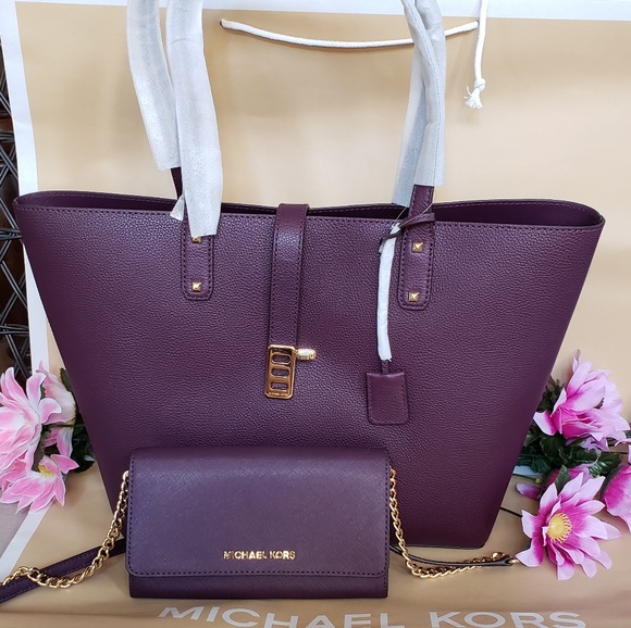 Michael Kors Handbags - MK tote shoppers tote ONLY